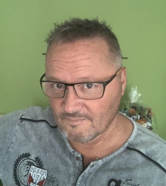<span>Frank, 62</span> <span style='width: 25px; height: 16px; float: right; background-image: url(/bitmaps/flags_small/DE.PNG)'> </span><br><span>Reichenbach, Germany</span> <input type='button' class='joinbtn' style='float: right' value='JOIN NOW' />