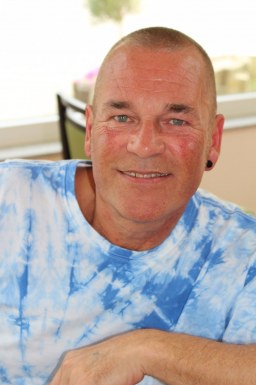 <span>Dietmar, 62</span> <span style='width: 25px; height: 16px; float: right; background-image: url(/bitmaps/flags_small/DE.PNG)'> </span><br><span>Wuppertal, Germany</span> <input type='button' class='joinbtn' style='float: right' value='JOIN NOW' />
